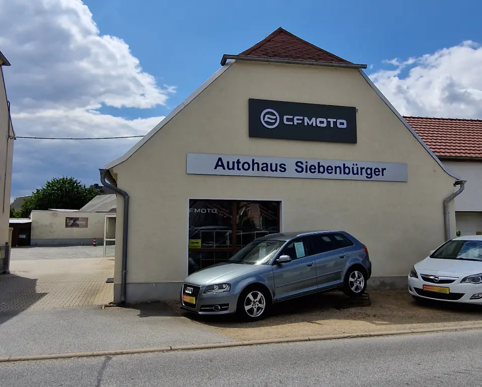 Der Betrieb in Niedergurig mit Gebrauchtwagen vor dem Ausstellungsraum