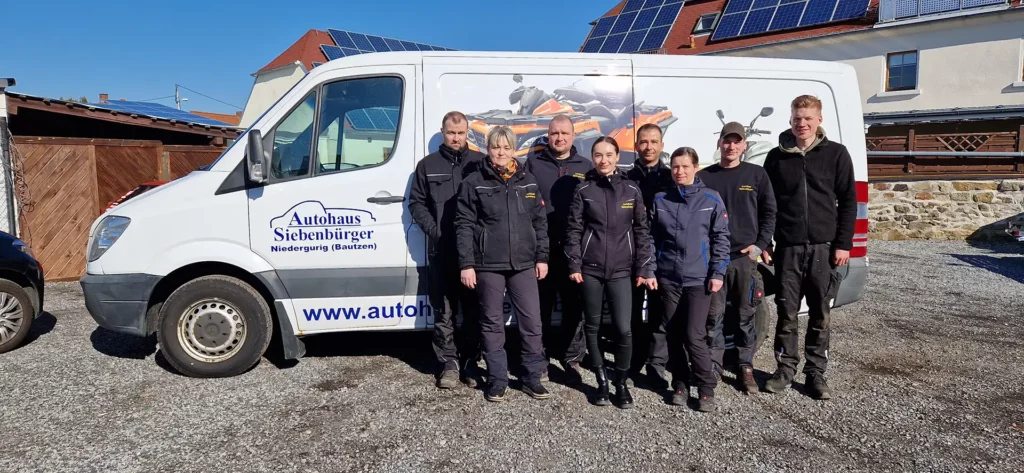 Das Team von Autohaus Siebenbürger vor dem Firmentransporter