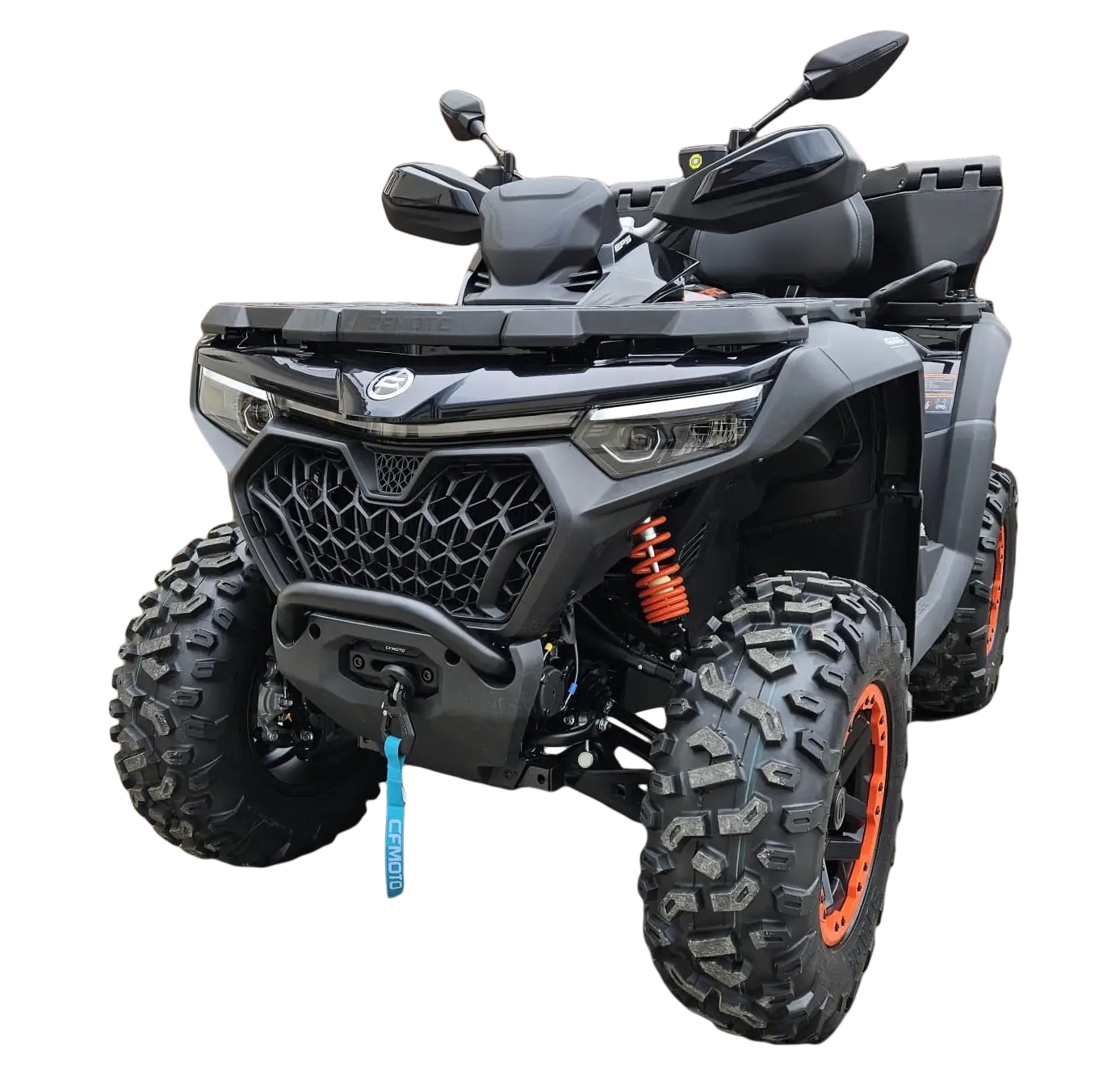 CFMOTO Quad in Schwarz mit orangefarbenen Federbeinen