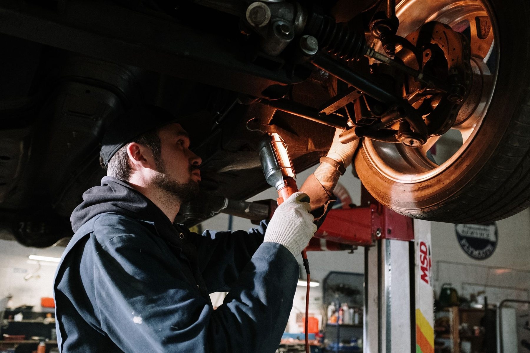 Arbeit am Radkasten eines Fahrzeugs in der Werkstatt