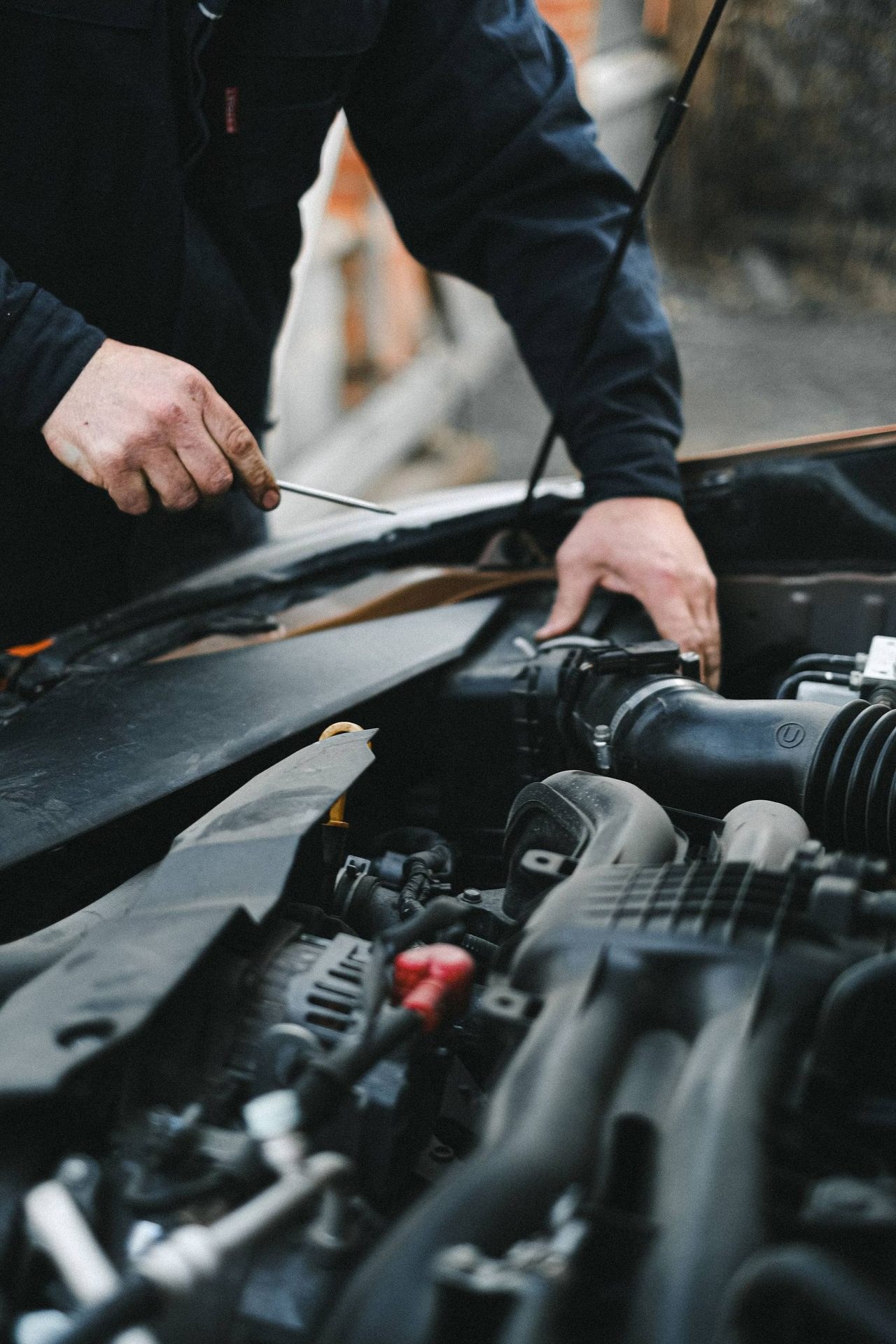 Hände bei der Arbeit im Motorraum