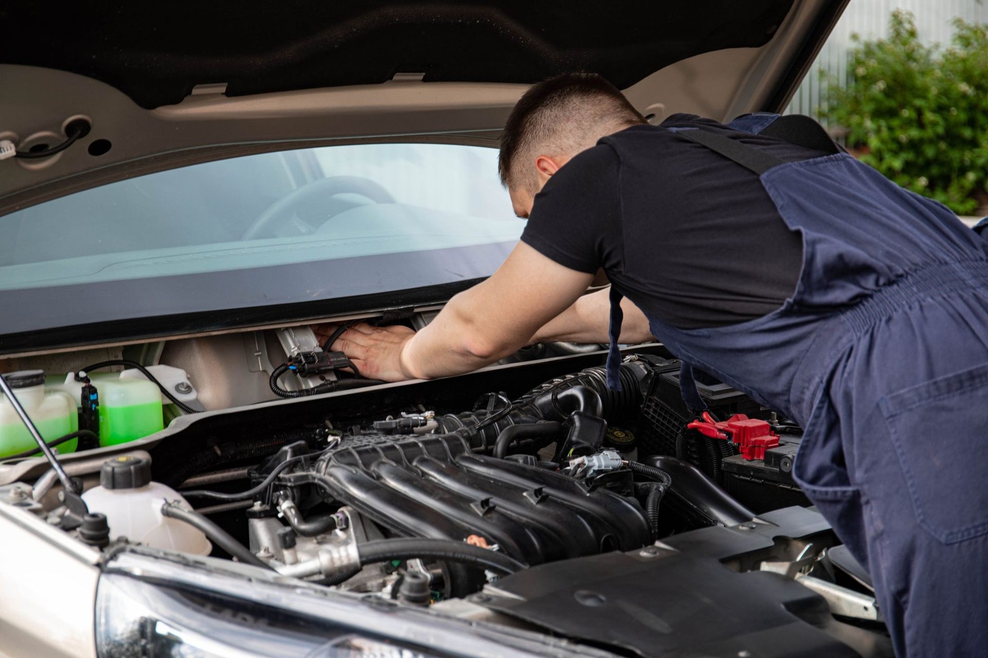 Arbeit am geöffneten Motorraum eines Fahrzeugs
